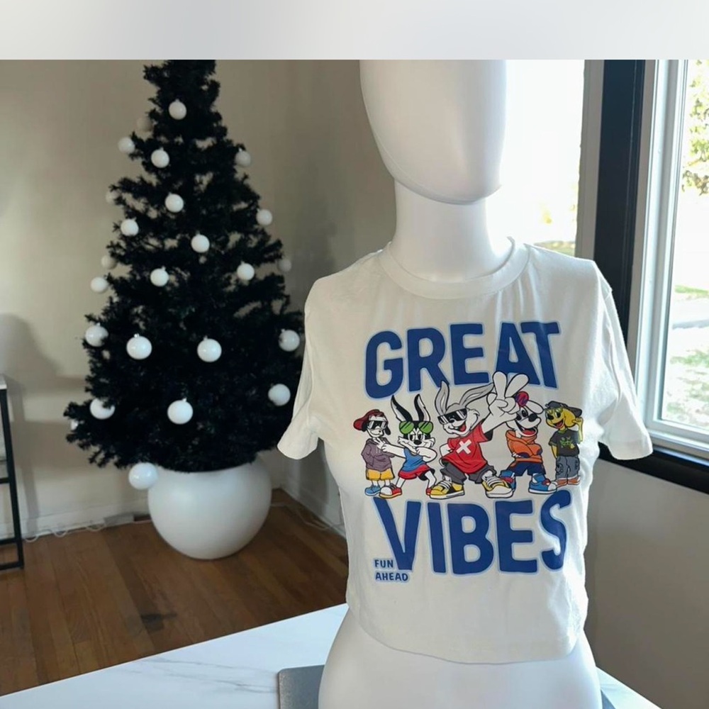 Great Vibes size small Graphic T-Shirt